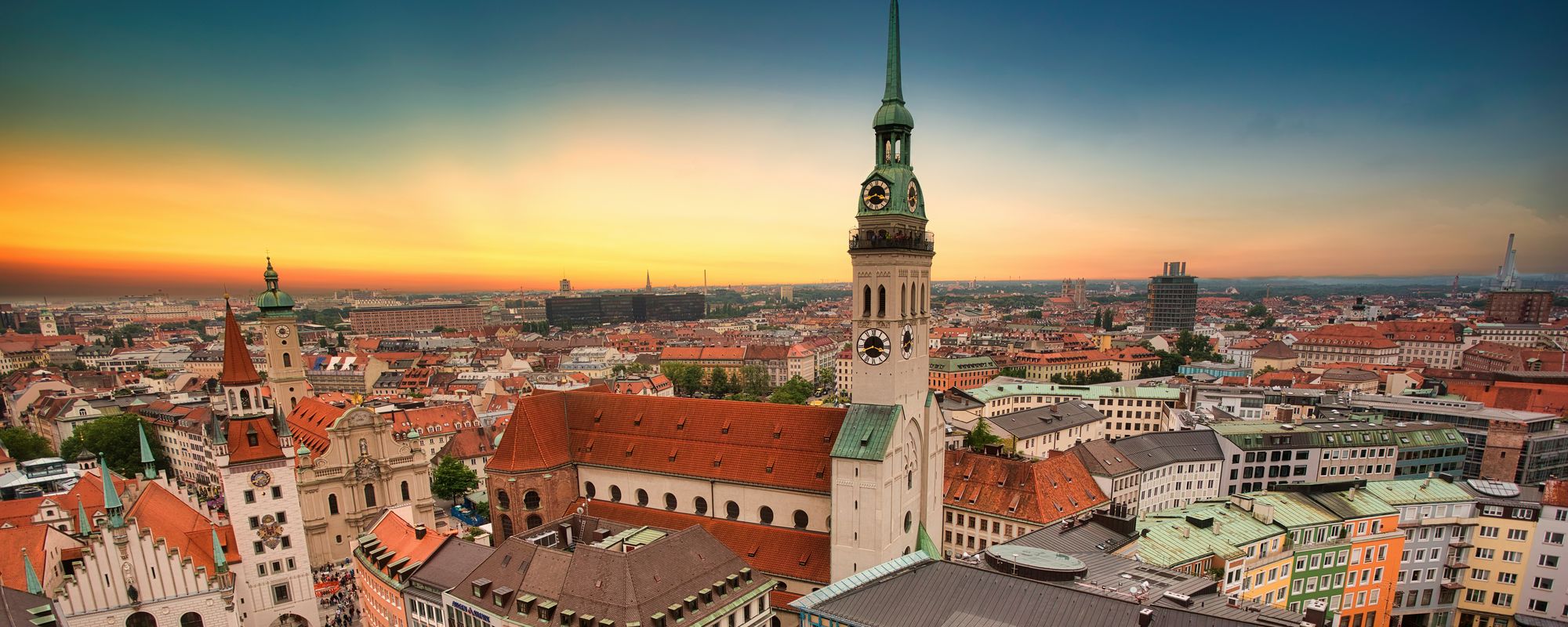 Blick über die Münchner Altstadt mit dem Alten Peter in der Abenddämmerung