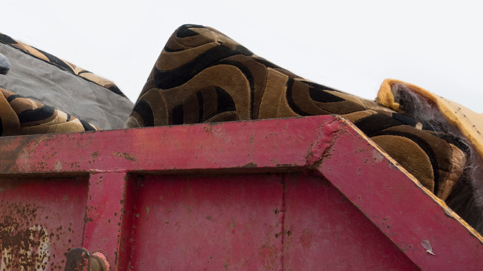 Ausrangiertes Sofa in einem Container zur Sperrmüllabholung